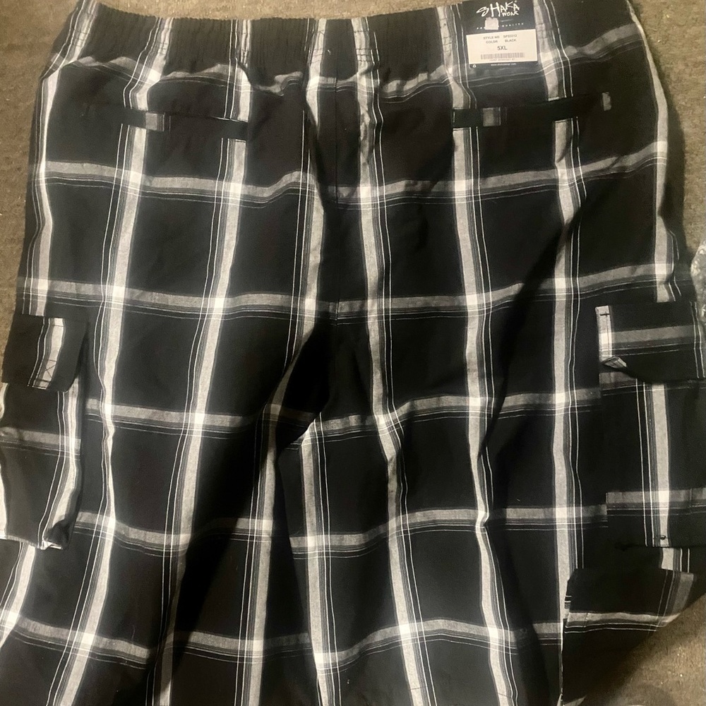 NWT…Mens shorts in size 5x….black and white shorts made by Shaka Wear - Picture 5 of 5
